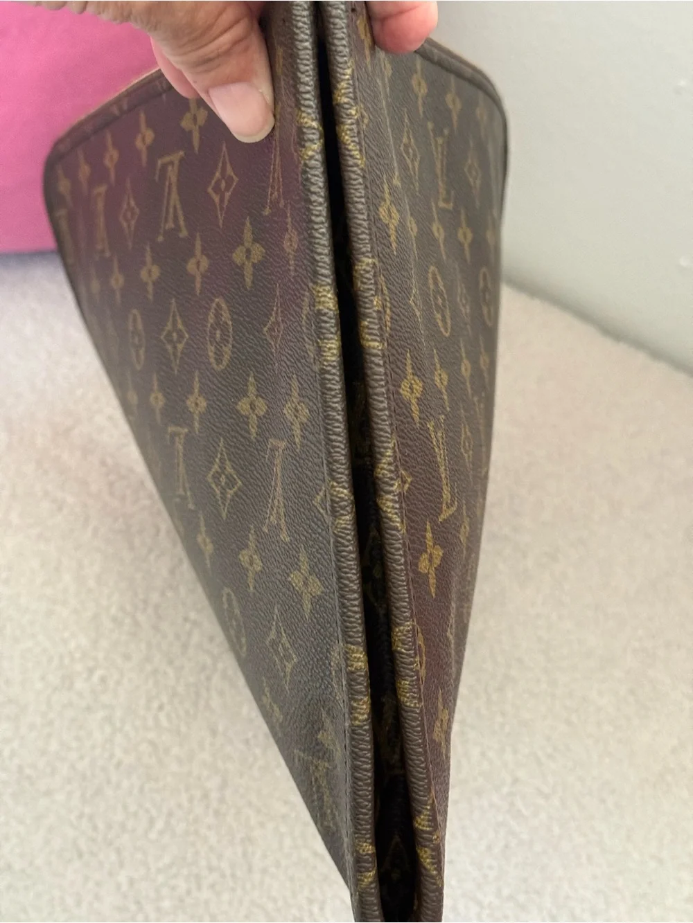 Louis Vuitton Vintage 1986 Zip Folio/tablet case. Zipper runs very smoothly.